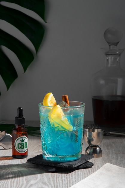 Foto gratuita veduta di un cocktail alcolico con infusione di olio di cbd