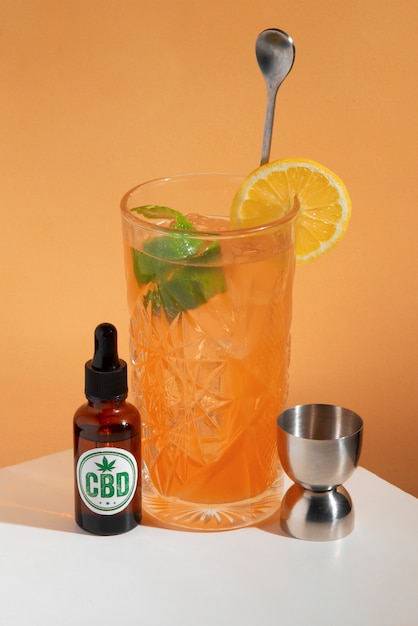 Foto gratuita veduta di un cocktail alcolico con infusione di olio di cbd