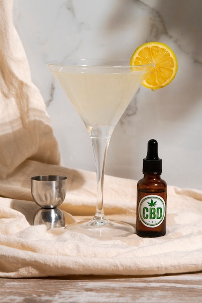 Foto gratuita veduta di un cocktail alcolico con infusione di olio di cbd