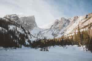 Free photo view of the alpine dream lake at rocky mountain national park in colorado, usa during winter