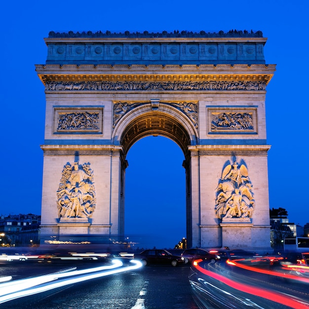 Foto gratuita vista di arc de triomphe di notte, parigi