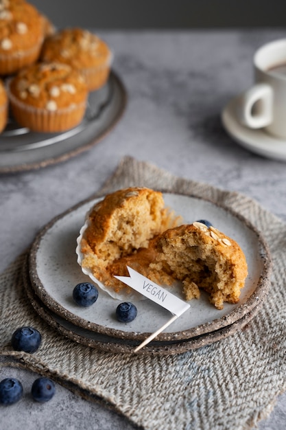 Foto gratuita vista dei muffin al forno fatti da panetteria vegana