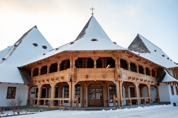 Veduta del monastero di barsana in inverno romania