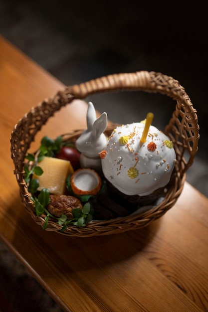 ギリシャのイースターの伝統的な食べ物が入ったバスケットのビュー
