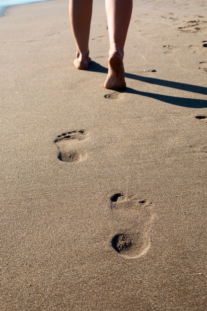 Foto gratuita vista della sabbia della spiaggia in estate con le impronte