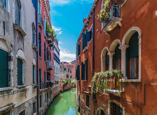 日中のイタリア、ベニスの美しい建築物の眺め