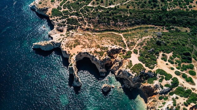 Foto gratuita sopra la vista delle bellissime spiagge della costa dell'algarve in portogallo