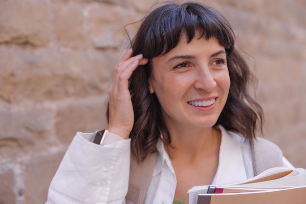 Foto gratuita vista della bella donna distoglie lo sguardo e sorridente