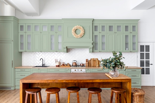 Вид на красиво оформленную зеленую кухню