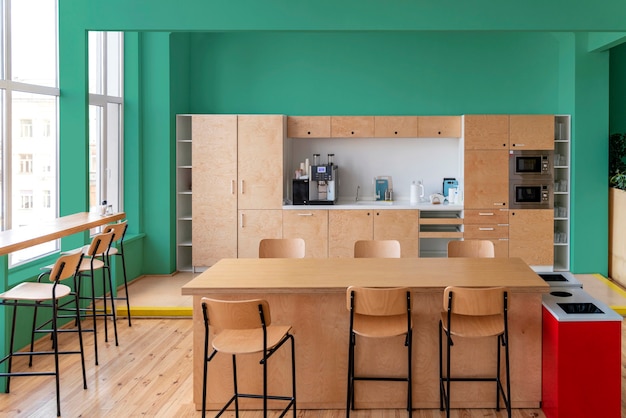 Foto gratuita vista di una cucina verde splendidamente decorata