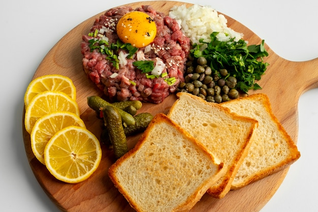 Foto gratuita vista della carne di manzo per piatto di bistecca alla tartara