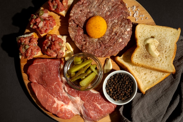 Foto gratuita vista della carne di manzo per piatto di bistecca alla tartara