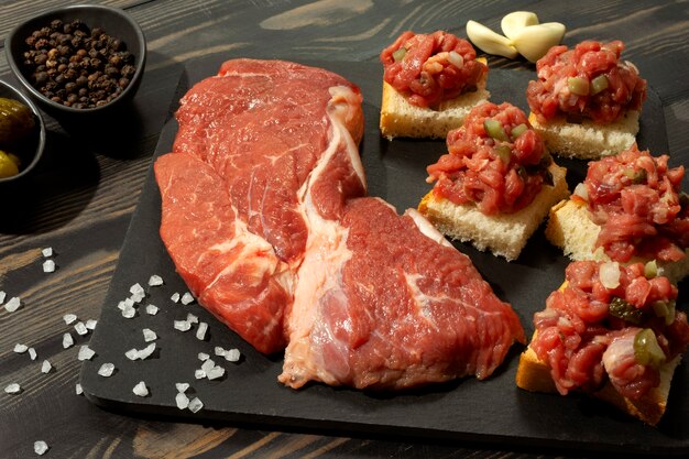 Вид на говяжье мясо для тартара из стейка