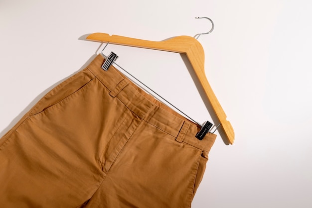 Vista dei pantaloni colorati in tonalità beige