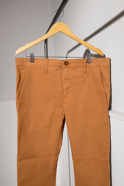 Foto gratuita vista dei pantaloni colorati in tonalità beige