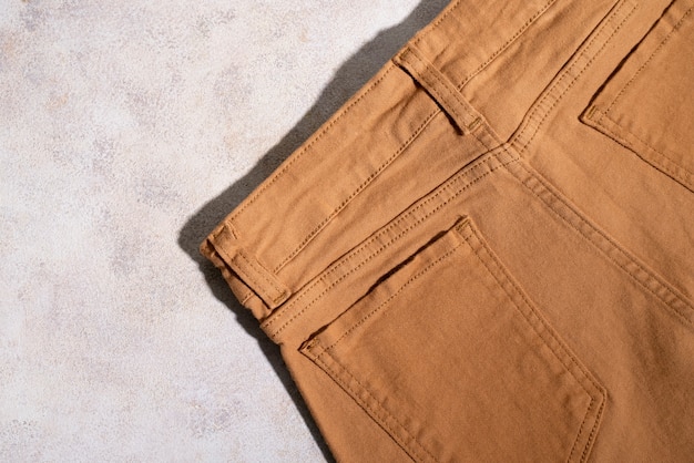 Foto gratuita vista dei pantaloni colorati in tonalità beige