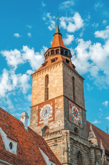 Foto gratuita vista del campanile della chiesa nera nel vecchio centro di brasov in romania