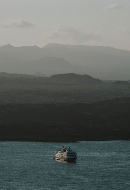 ガラパゴス諸島でクルージングしているボートの眺め