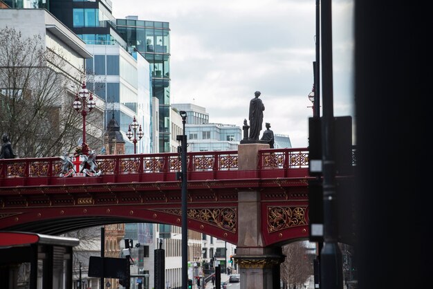 ロンドン市の通りに架かる橋の眺め