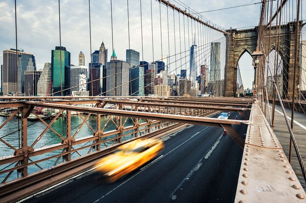 Вид на Бруклинский мост в Нью-Йорке.