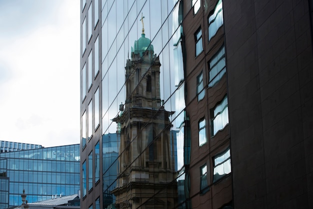Вид на архитектуру здания в лондонском городе