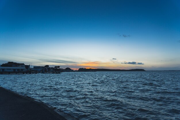Вид на спокойное синее море ранним утром