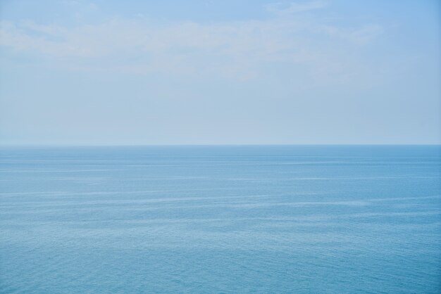 Вид спокойное море с небом