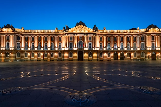 Вид на Капитолий или ратушу - муниципальная администрация города Тулузы во Франции.
