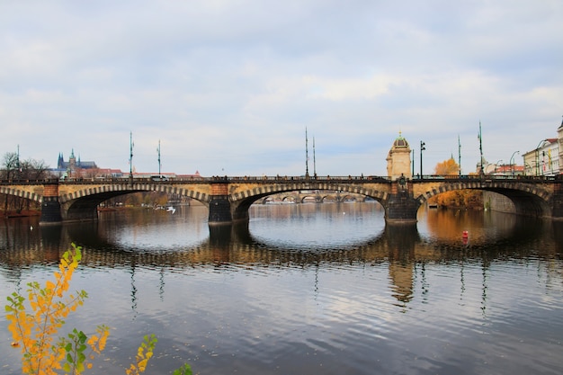 晴れた日のプラハチェコ共和国のカレル橋の眺め