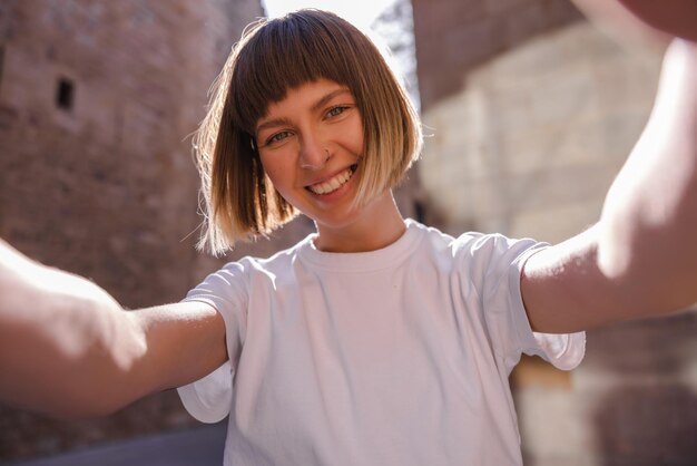 カメラに微笑んでいる魅力的な女性のビュー