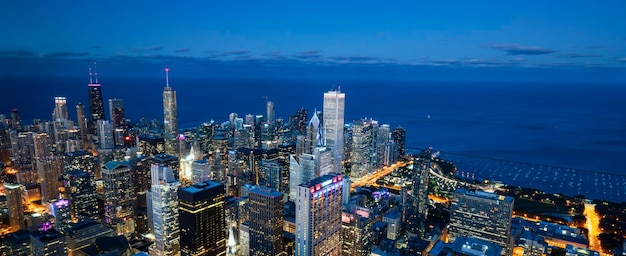 Foto gratuita vista dello skyline di chicago e del lago di notte negli stati uniti