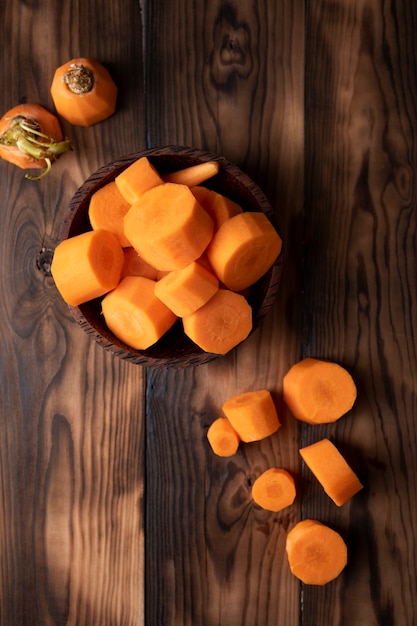 Foto gratuita vista delle carote tritate sulla tavola di legno