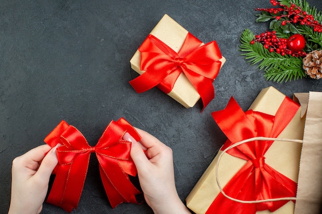 美しい贈り物と暗い背景に赤いリボンでクリスマス気分の上のビュー