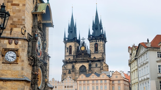 Foto gratuita vista della chiesa di nostra signora di tyn a praga repubblica ceca