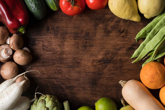 Выше вид круглая рамка для еды с овощами