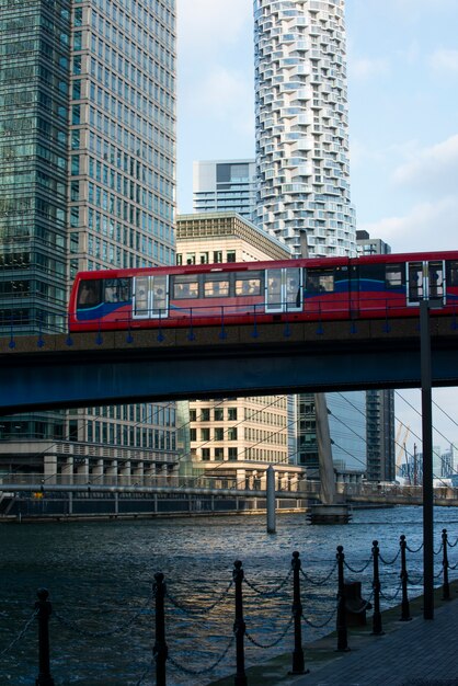 ロンドンの電車で街の橋の眺め