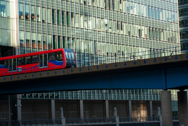 ロンドンの電車で街の橋の眺め