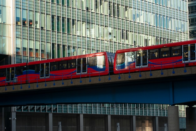 ロンドンの電車で街の橋の眺め