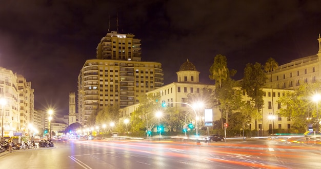 밤에 도시 거리의 전망입니다. 발렌시아, 스페인
