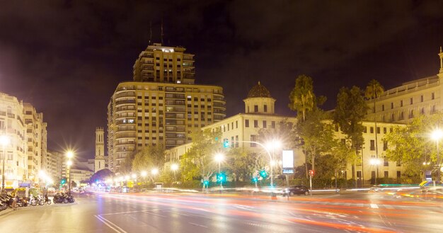 夜の街の通りの眺め。バレンシア、スペイン