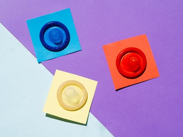 Выше вид презервативов на цветном фоне