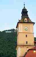 Foto gratuita veduta del museo della contea nel centro storico di brasov in romania