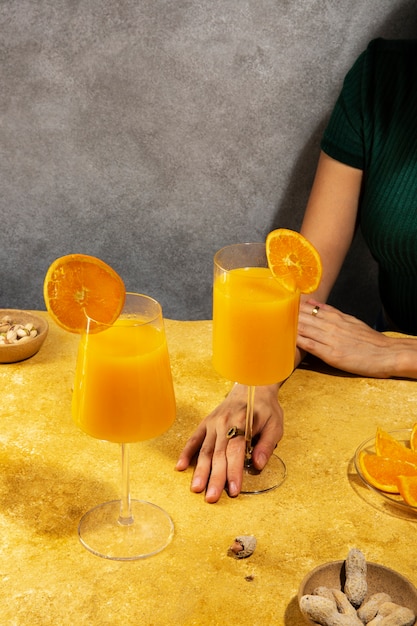Foto gratuita vista del cocktail daiquiri con l'arancia