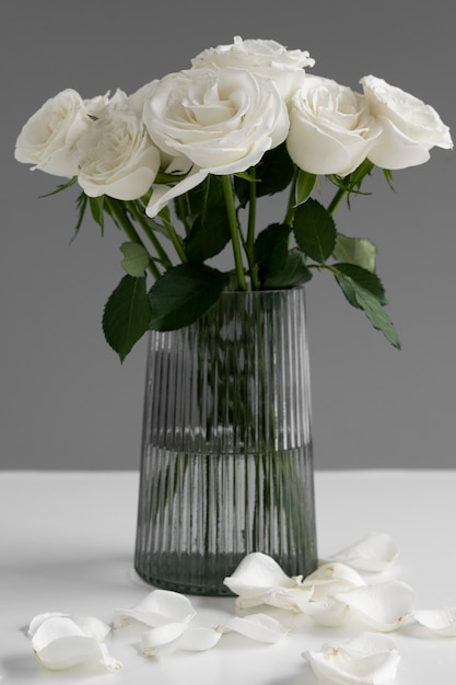 Vista del delicato bouquet di rose bianche in vaso