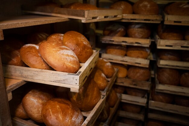 Вид на вкусный испеченный хлеб в кондитерской