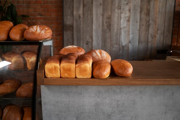 Вид на вкусный испеченный хлеб в кондитерской