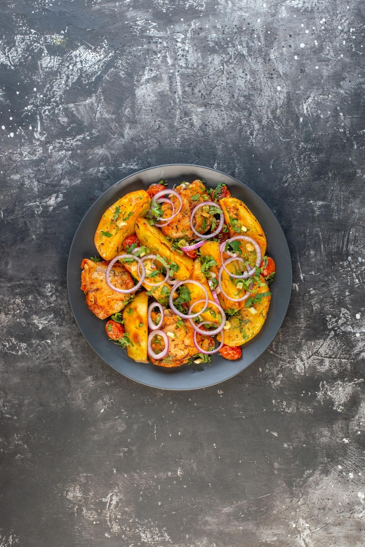Бесплатный Фотография выше вид на вкусный ужин с цыплятами, картофелем, зеленью в кастрюле на серой тарелке на темном фоне со свободным пространством