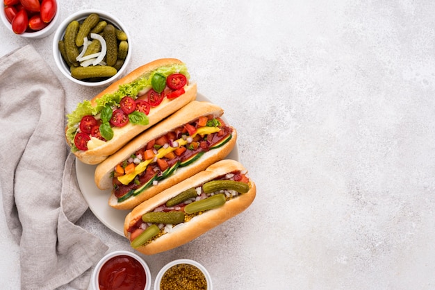 Sopra vista deliziosi hot dog con verdure