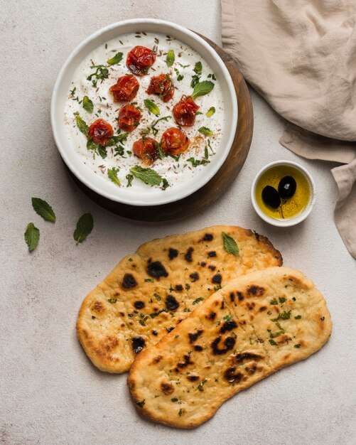 Выше вид вкусная индийская миска