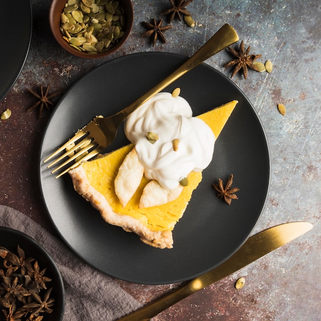 Foto gratuita sopra la vista deliziosa fetta di torta sul piatto